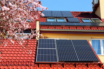 Panele słoneczna na dachu domu jednorodzinnego w europie. - obrazy, fototapety, plakaty