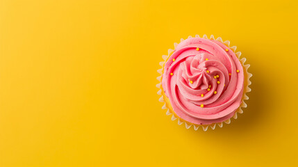 cupcake visto de cima isolado no fundo amarelo - obrazy, fototapety, plakaty