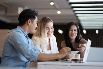Obraz premium Group of happy young diverse student talking and having fun together on college campus. Happy teenage students talking at high school building. People in their leisure time. Multiracial group of gen z
