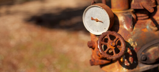 Close-up of a rusted screw mechanism on an old wine press, showcasing its vintage design and historical significance - 768147471