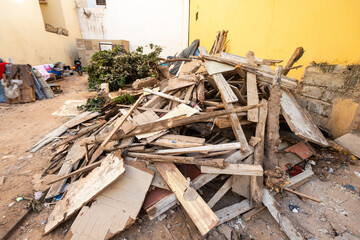 Un tas de bois témoignant de la destruction de cabanes de migrants dans la ville de dakar au Sénégal enAfrique