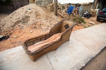 un fauteuil en osier abandonné dans une rue de Ouakam dans la banlieue de Dakar au Sénégal en...