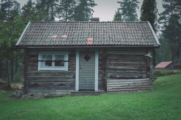 Fototapeta na wymiar old wooden cottage