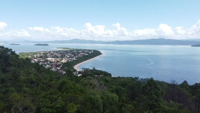 Praia Daniela Florianopolis Floripa Drone Natureza Preserva&ccedil;&atilde;o Tranquilidade Beleza Costeira Jurere Mar Oceano Areias Brancas Acesso Fam&iacute;lia Turismo Atrativos Esportes Passeios Paisagem Ecoturismo