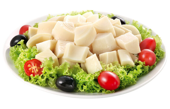 prato com salada de palmito picado com alface, tomate e azeitona isolado em fundo transparente
