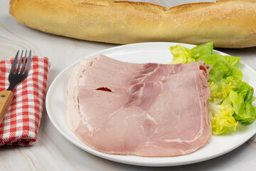 assiette de tranches de jambon blanc, en gros plan	