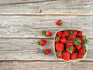  plusieurs fraises, en gros plan, sur une table  © ALF photo