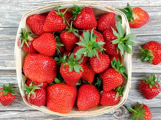 Foto auf Leinwand plusieurs fraises, en gros plan, sur une table  © ALF photo