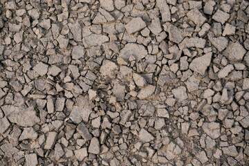 Trockener braungrauer brüchiger Erdboden mit Muster als Hintergrund