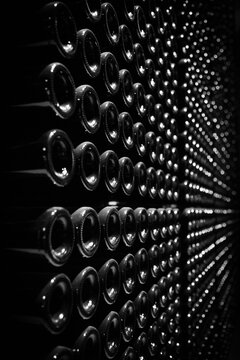 Fototapeta bodega, botellas, geometría, blanco y negro, vino, bebida, macro, perspectiva, cantidad, trama, oscuro, ritmo