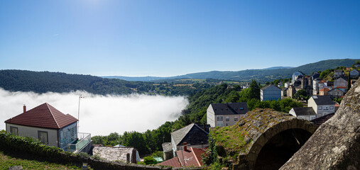 Vista panorámica de un mar de nubes blancas sobre los tejados, desde el Castillo del pueblo bonito...