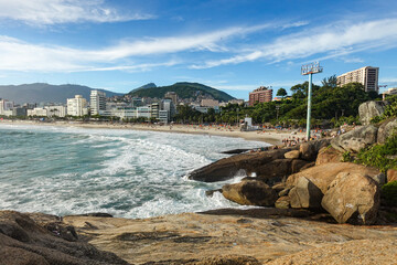 Panorama de la playa y edificios de Ipanema desde la Piedra del Arpoador en la costa de Rio de Janeiro en Brasil.