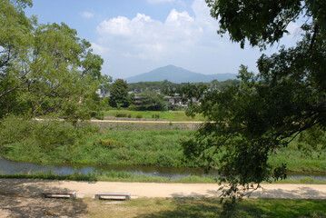 京都の鴨川から比叡山を望む - obrazy, fototapety, plakaty