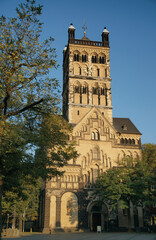 Fototapeta na wymiar Neuss NRW, Deutschland Kirche Quirinus-Münster