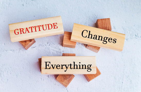 Naklejki Gratitude changes everything written on wooden cubes 