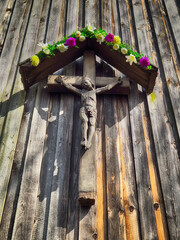Stary drewniany kościół z krzyżem Jezusa.  - obrazy, fototapety, plakaty