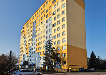 Stare komunistyczne bloki z wielkiej płyty w europie wschodniej. Żółty blok.  - obrazy, fototapety, plakaty