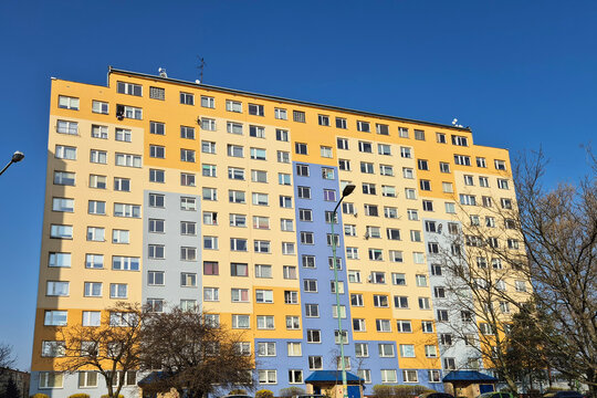 Stare komunistyczne bloki z wielkiej płyty w europie wschodniej. Ż&oacute;łty blok. 