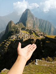 una mano en Santuario Histórico de Machu Picchu en las montañas	
 - obrazy, fototapety, plakaty