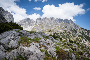Felsen mit spärlichem Bewuchs hoch im Wilden Kaiser Gebirge in Tirol.