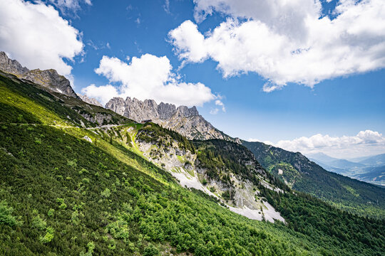 Weiter Ausblick auf die sommerliche Landschaft Tirols vom Wilden Kaiser aus gesehen.