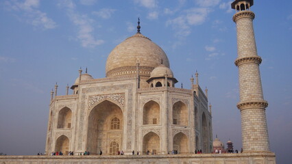 Gros plan de la façade du Taj Mahal et de ses magnifiques mosaiques et marbre blanc, beauté architectural, splendeur monumentale indienne et hindu, mur brillant au rayonnement du Soleil, mur de brique