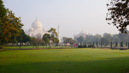 Le Taj Mahal au loin, avec son immense jardin royal, son afflux de touristique, ses arbres, sa...