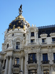 Fototapeta na wymiar Madrid Monument Métropole Bâtiment Dôme Ange Sculpture