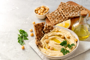 Fresh hummus with chickpea olive oil and limen with multigrain crackers