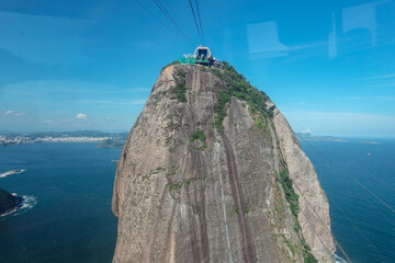 Vista del morro de Pan de azúcar desde el teleférico desde lejos, se ve el mar de fondo en Rio de Janeiro, Brasil