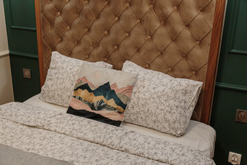 Zbliżenie na łóżko w sypialni © Studio Migafka