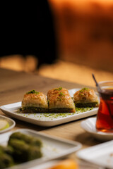 Künefe mit gebrannten Pistazien mit Mozzarella und Tee