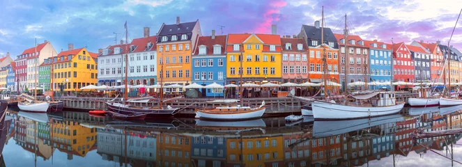 Fototapete Panorama of Nyhavn with colorful facades of old houses and ships in Old Town of Copenhagen, Denmark. © Kavalenkava