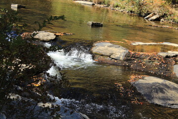 Cascada, en Carolina del Norte. Agua corriendo entre piedras