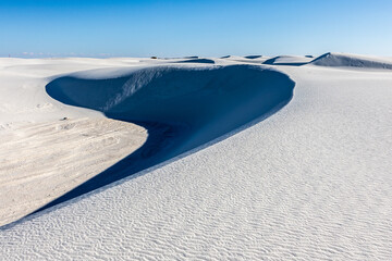 Other worldly landscape of gypsum dunes at White Sands NP. - obrazy, fototapety, plakaty