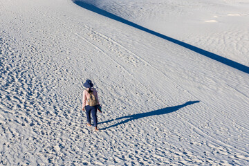 Hiking the Akali Flats Trail at White Sands NP. - obrazy, fototapety, plakaty