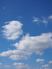 Obraz premium Farbiger Himmel mit interessanten Wolken als Hintergrund