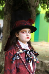 ni&ntilde;o con disfraz posando junto a un &aacute;rbol