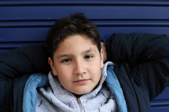 ni&ntilde;o posando despu&eacute;s de cortar su melena para donar los mechones para hacer pelucas