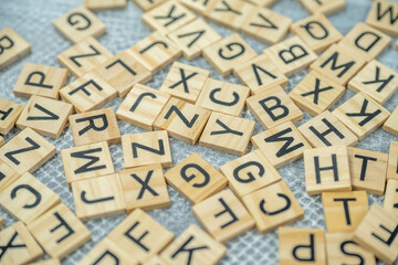 lettres sur des carrés de bois blanc en désordre