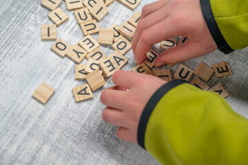 lettres sur des carrés de bois dans les mains d'un enfant