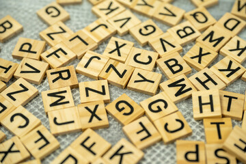 lettres imprimés sur des carré de bois pour construction de mots