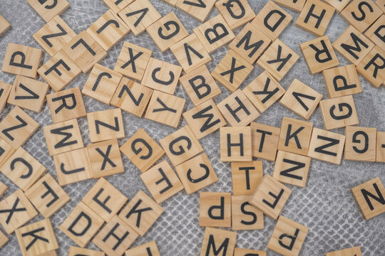 ensemble de lettres sur des carr&eacute;s de bois