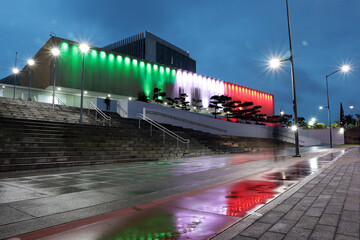 Edificio con luces de color Mexicanos en una noche lluviosa 