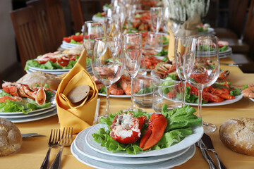 Mesa preparada con mariscos para celebrar una boda - 768309604