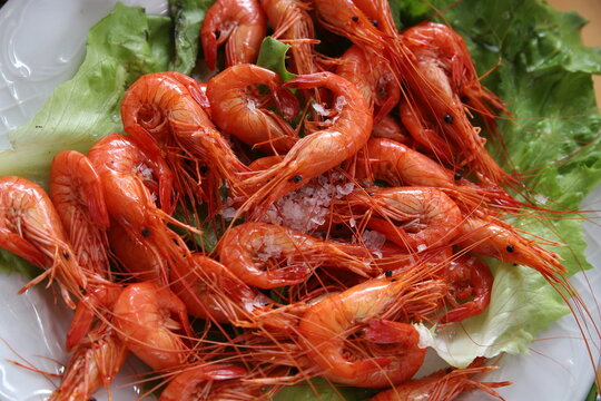 plato de camarones cocidos