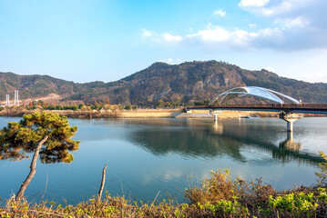Fototapeta na wymiar 상주 경천섬으로 향하는 범월교가 보이는 풍경