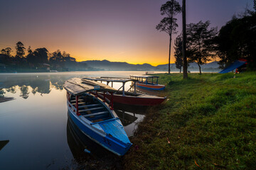 Naklejka na ściany i meble Perahu di Danau, Suasana sunrise di Situ Cileunca Pangalengan Bandung 