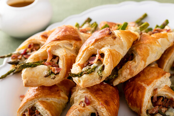 Asparagus bundles with puff pastry and bacon