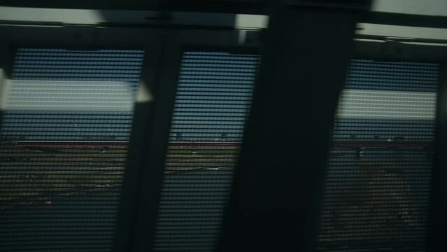 美川駅を通過する特急サンダーバードの車窓 （北陸本線 美川, 2024年3月）